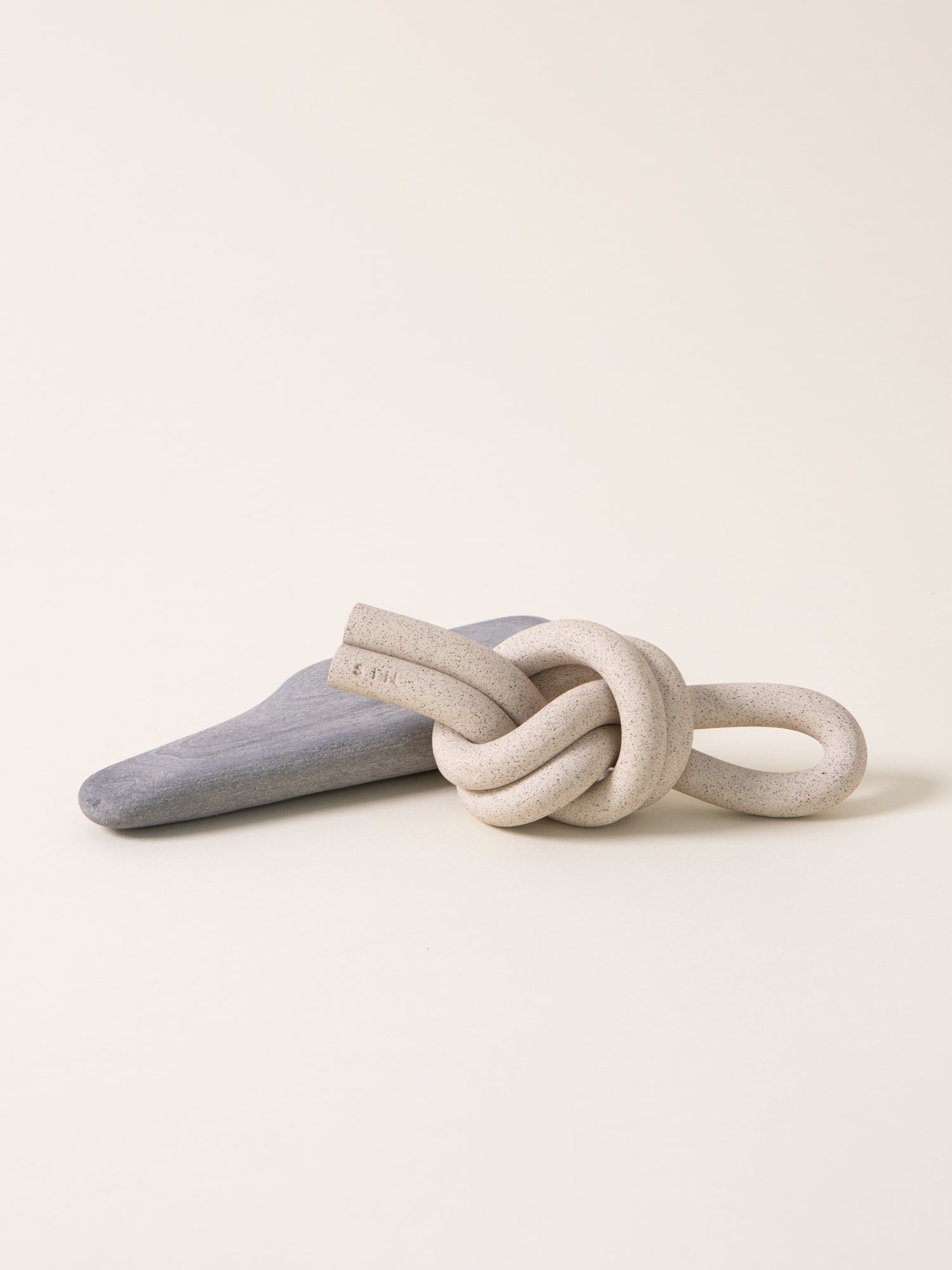Overhand knot, Sand